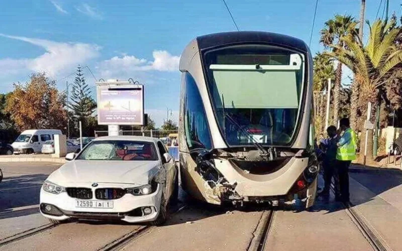 Une voiture folle fait dérailler un tram à Rabat (photo)