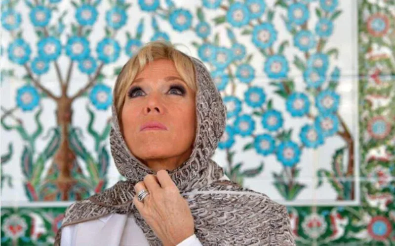 Qui a créé le foulard porté par Brigitte Macron à Abou Dhabi ? (photos)