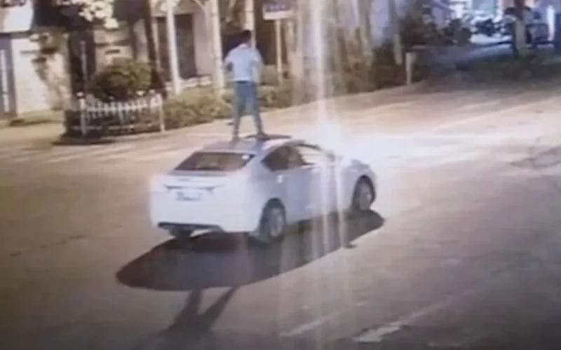 Retrait du permis pour un fan du Maroc qui roulait avec deux personnes sur le toit