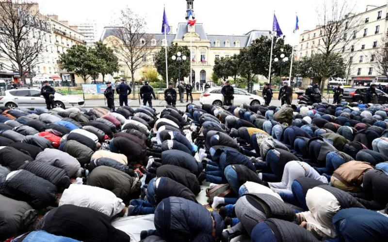 Une plainte déposée pour violence aggravée après un rassemblement d'élus contre les prières de rue à Clichy 