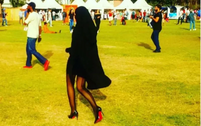 Qui était cette femme en burka et minijupe à Casablanca ? (vidéo)