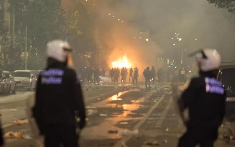 Un rappeur soupçonné d'être à l'origine des émeutes d'après-match du Maroc à Bruxelles arrêté