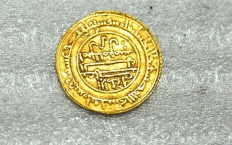Des pièces en or marocaines datant du 12e siècle découvertes en France