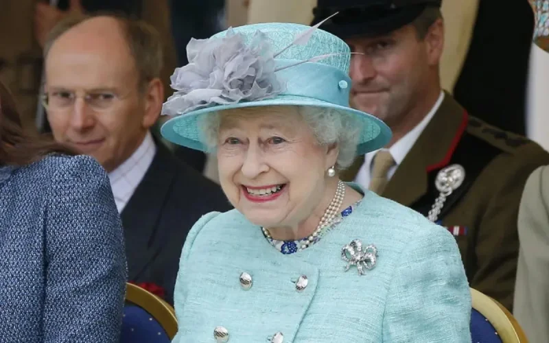 La reine Elisabeth II parle darija grâce à Gad Elmaleh (vidéo)