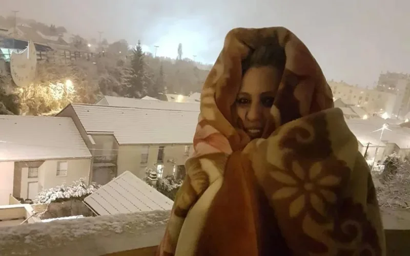 Najat Aatabou affronte le froid glacial à Paris (photo)