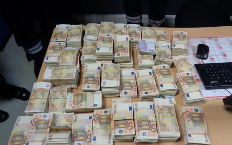 France : un SDF maghrébin s'empare de 490.000 euros et s'évanouit dans la nature (vidéo)