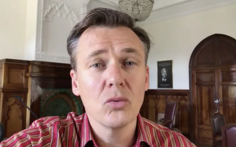 Le consul de France à Tanger parle arabe et montre sa méthode (vidéo)