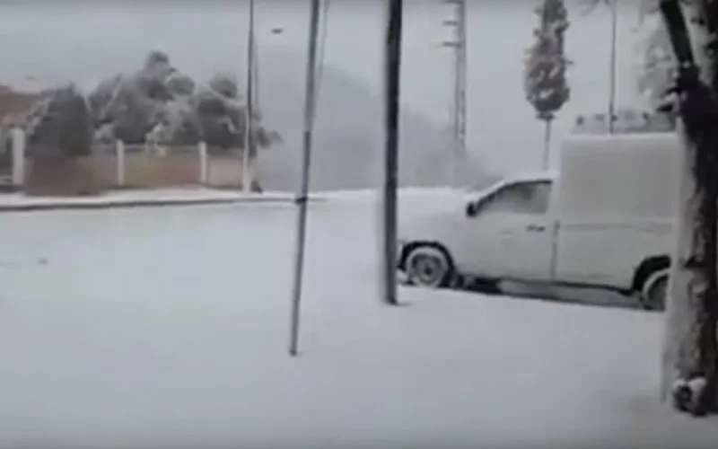 Vidéo : rare, de la neige à Agadir
