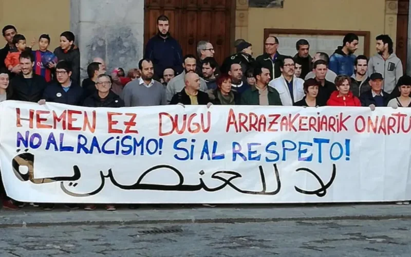 Des habitants d'une ville en Espagne manifestent contre les tags racistes sur une mosquée (photo)