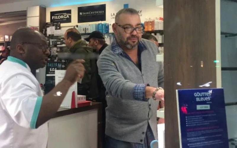 Photos : le roi Mohammed VI et Moulay Hassan dans une pharmacie à Paris