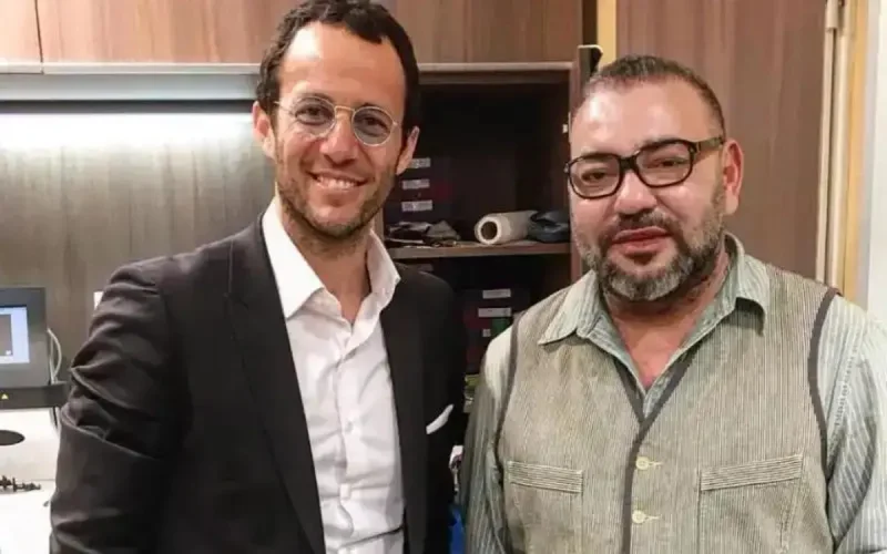 Photo : le roi Mohammed VI chez son opticien à Paris