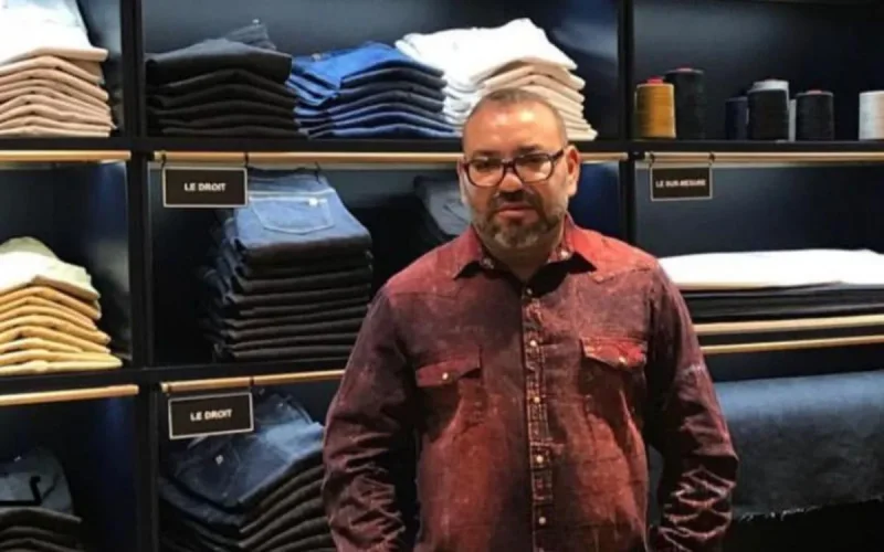 Photo : le roi Mohammed VI dans un magasin de jeans à Paris 