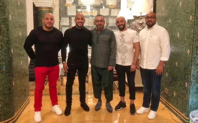 Photo : le roi Mohammed VI invite les frères Azaitar au palais pour un Iftar