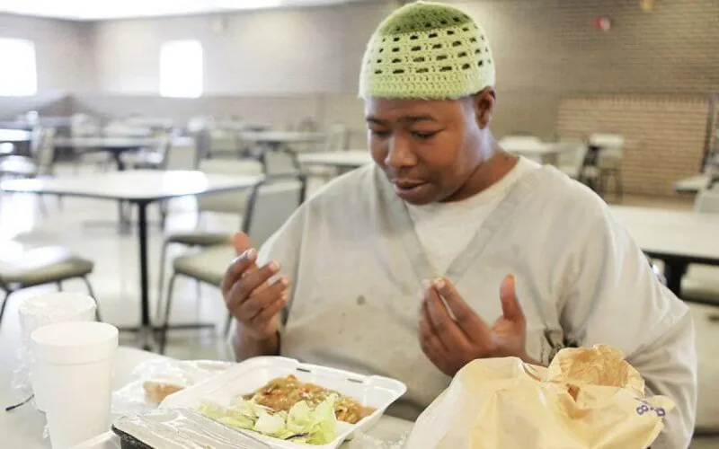 Etats-Unis : des détenus affamés et nourris avec du porc pendant le ramadan