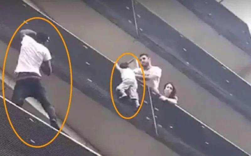 France : le sans-papiers qui a sauvé un enfant reçu par Emmanuel Macron (vidéo)