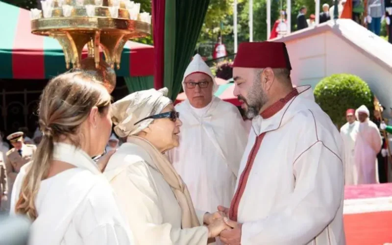 Aïcha El Khattabi, fille d'Abdelkrim El Khattabi, reçue par le roi Mohammed VI (vidéo)