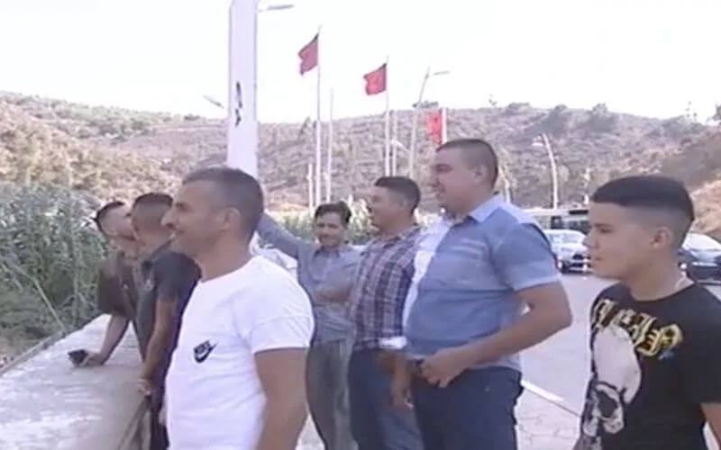 Pour l'Aïd Al Adha, ces familles marocaines et algériennes se retrouvent à la frontière (vidéo)