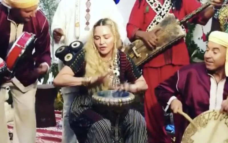 Madonna, une pro de la darbouka (vidéo)