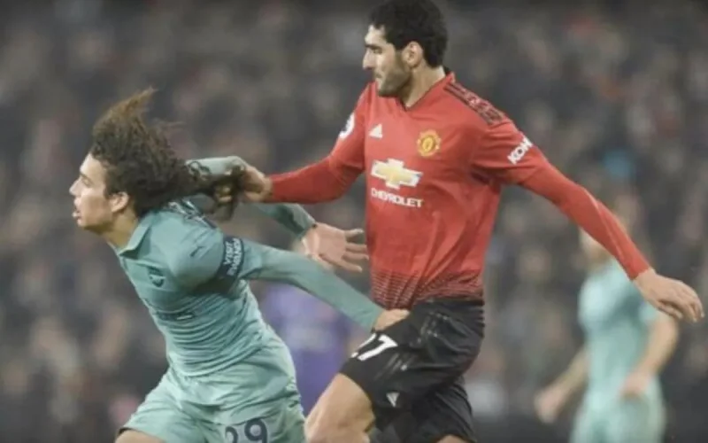 Quand Fellaini tire les cheveux de Guendouzi pour l'arrêter (vidéo)