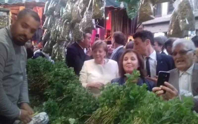 Angela Merkel en promenade sur la place Jamaa El Fna à Marrakech (vidéo)