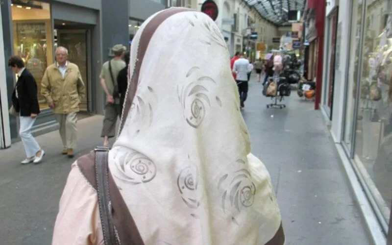 France : le maire de Béziers interdit un stand tenu par des femmes voilées