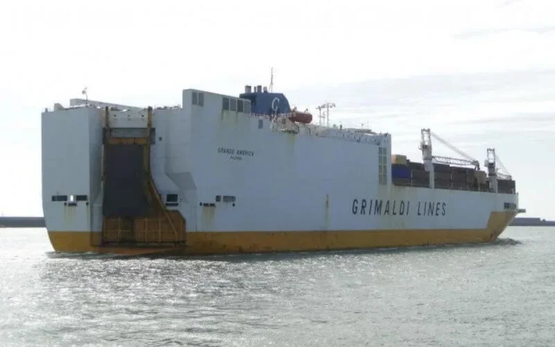 Un bateau se dirigeant vers le Maroc prend feu