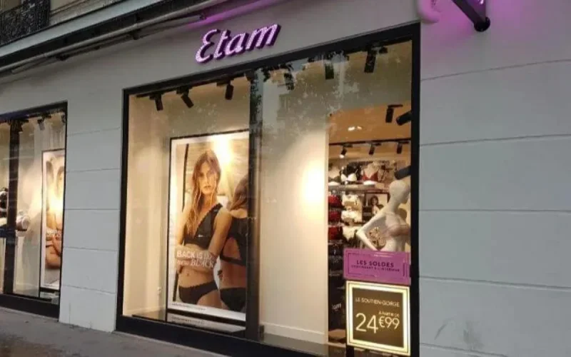 France : une étudiante voilée accuse Etam d'islamophobie (vidéo)