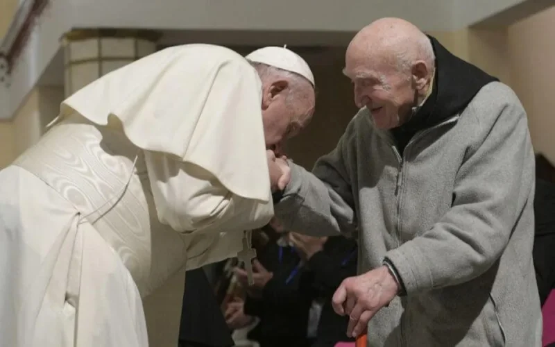 Maroc : le pape François rencontre le père Schumacher, rescapé du massacre de Tibéhirine