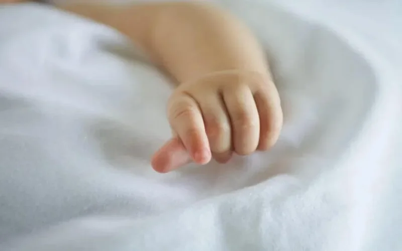 Maroc : une femme accouche dans la rue, le ministère enquête