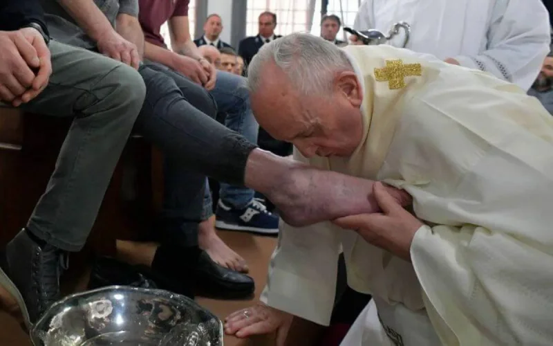 Le pape François embrasse les pieds d'un Marocain après les avoir lavés