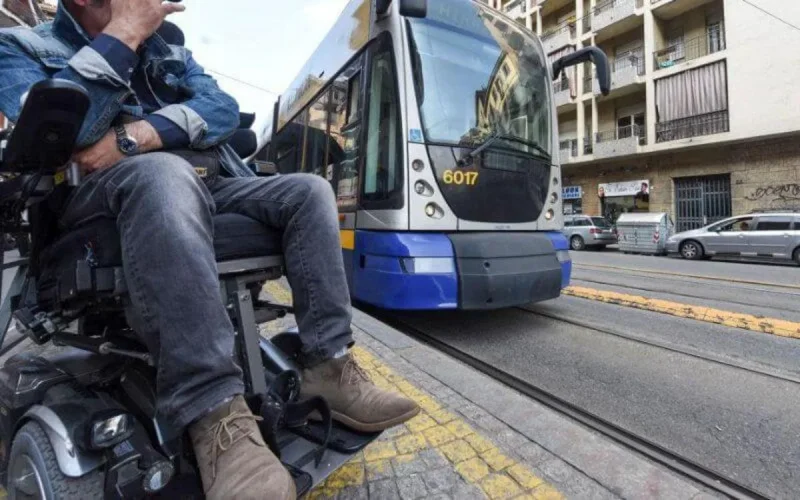 Italie : un Marocain tétraplégique âgé agressé et humilié dans un tramway