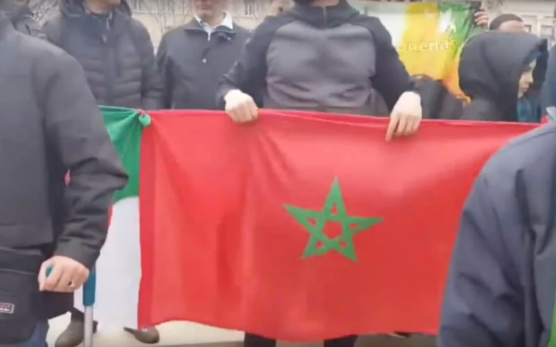 Les manifestants algériens accueillent à bras ouverts un Marocain (vidéo)