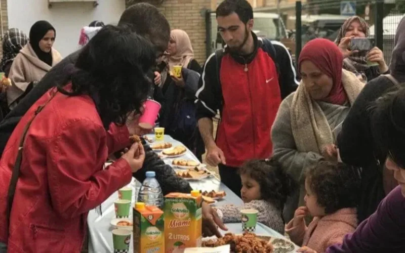 Espagne : du thé et des sourires en réponse aux propos racistes de Santiago Abascal