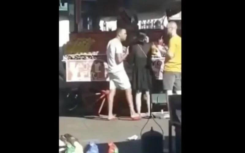 Marrakech : Un vendeur de jus de fruits agresse des touristes (vidéo)