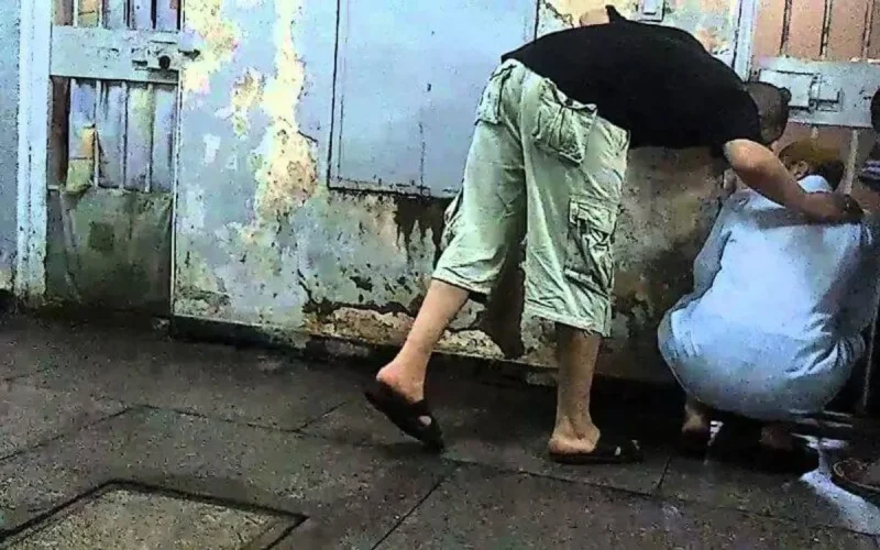 Les détenus de la prison d'Oukacha subissent-ils des traitements humiliants ?