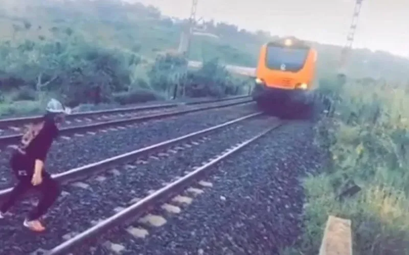 Un jeune défie un train, pour rigoler