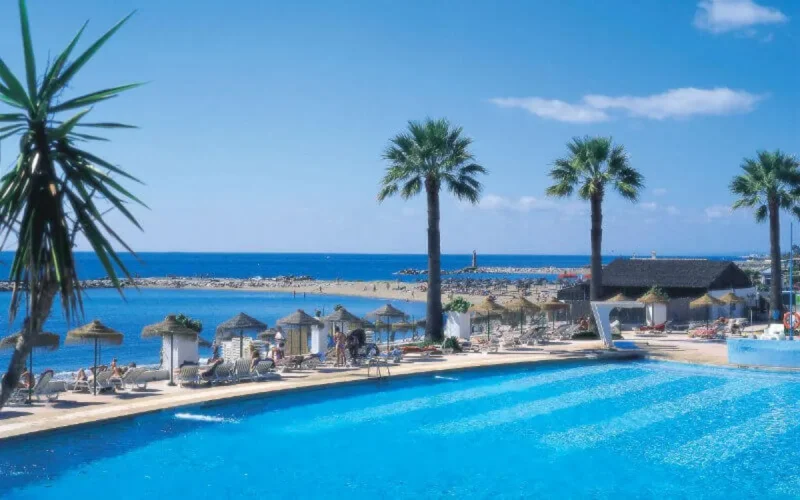 La flambée des prix de vacances renvoie les Marocains à l'étranger