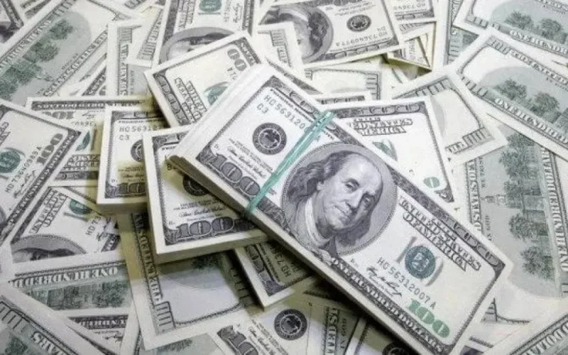 Marrakech : une pluie de billets de 100 dollars dans la rue