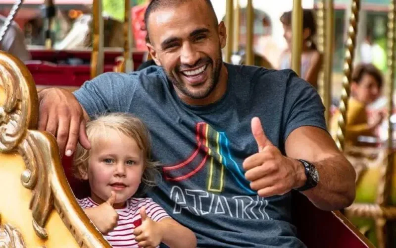 Badr Hari profite de sa famille avant le très attendu combat