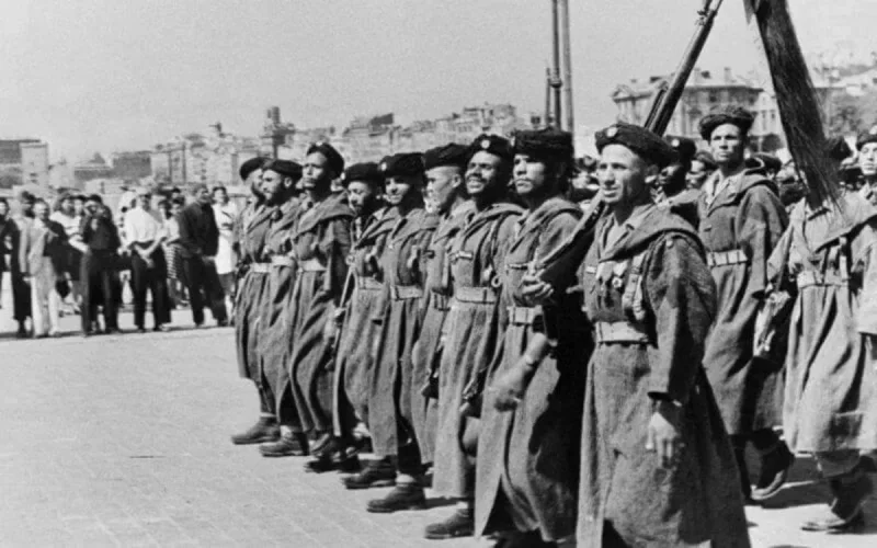 Emmanuel Macron rend hommage aux soldats africains