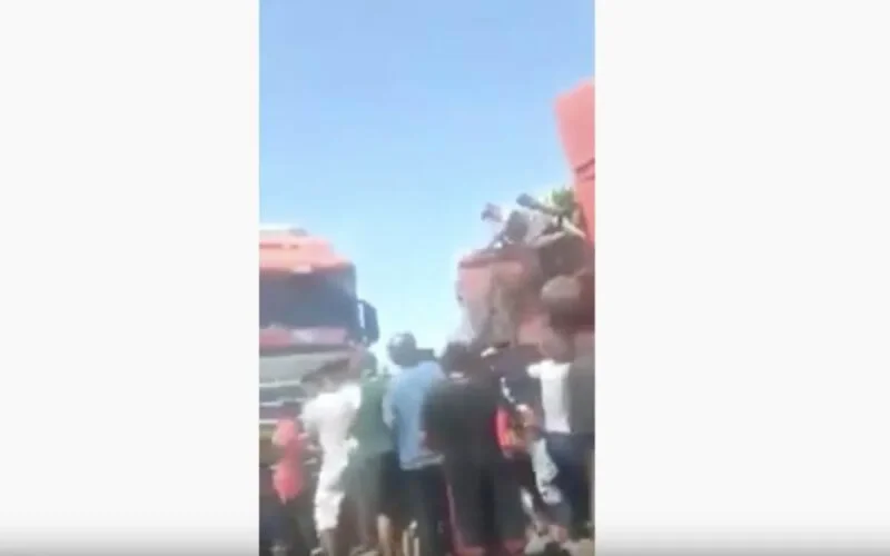 Maroc : un camion de boissons pillé après un accident (vidéo)