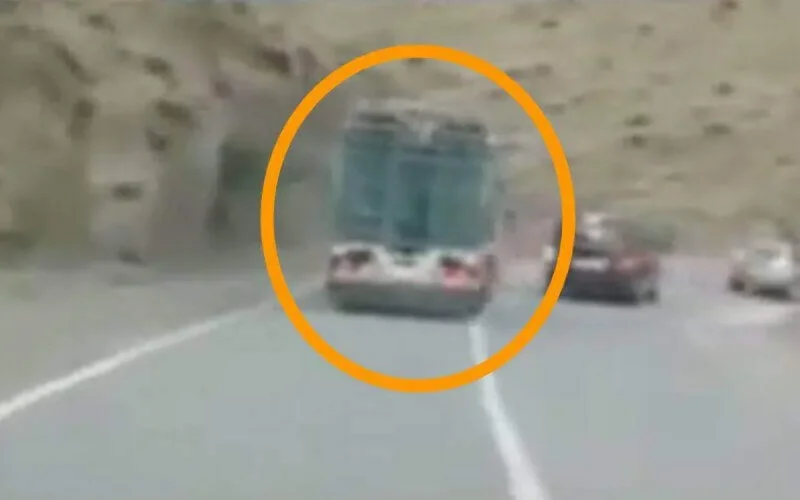 Un chauffeur de camion sème la panique sur une route à virages (vidéo)