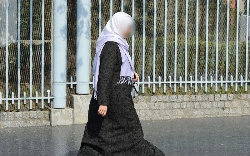 France : une femme voilée poignardée devant ses enfants