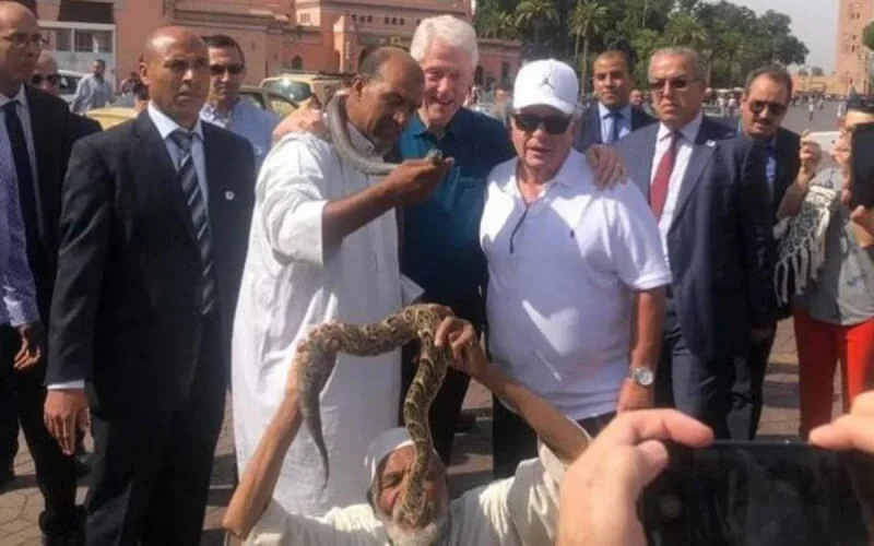 Bill Clinton s'offre un bain de foule à Marrakech