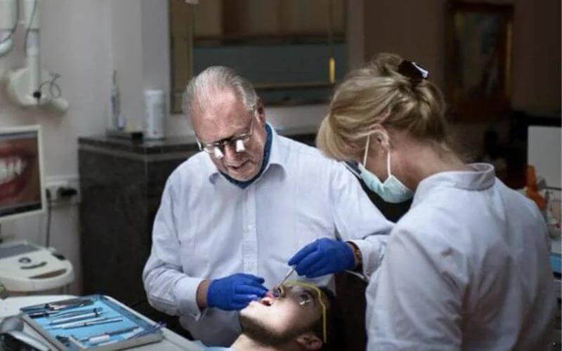 Pays-Bas : un célèbre dentiste en fuite au Maroc