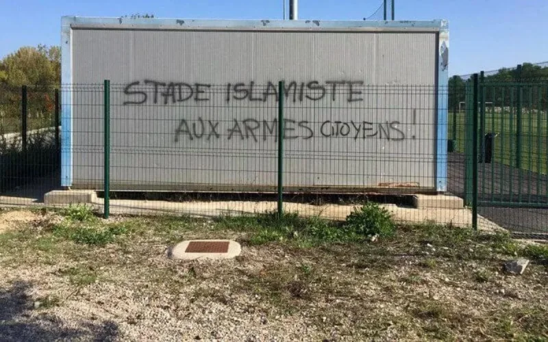 France : des tags racistes sur une mosquée en construction