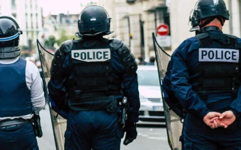 France : arrestation d'un Algérien armé de couteaux et criant "Allah akbar"