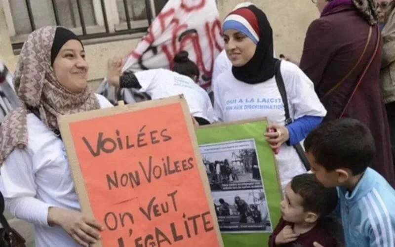 France : les mères voilées ne participeront plus aux sorties scolaires