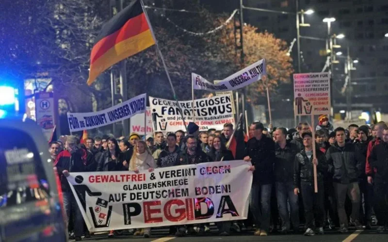 Allemagne : une ville décrète l' "état d'urgence nazi"