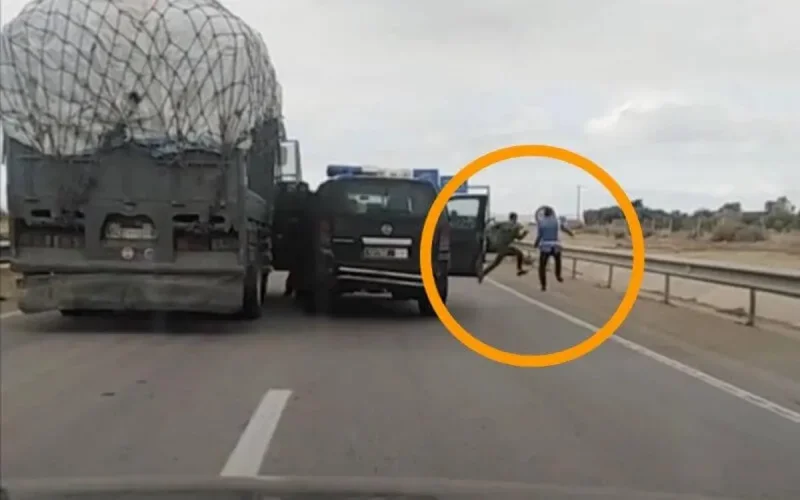 Ce chauffeur inconscient déclenche une course-poursuite sur l'autoroute (vidéo)